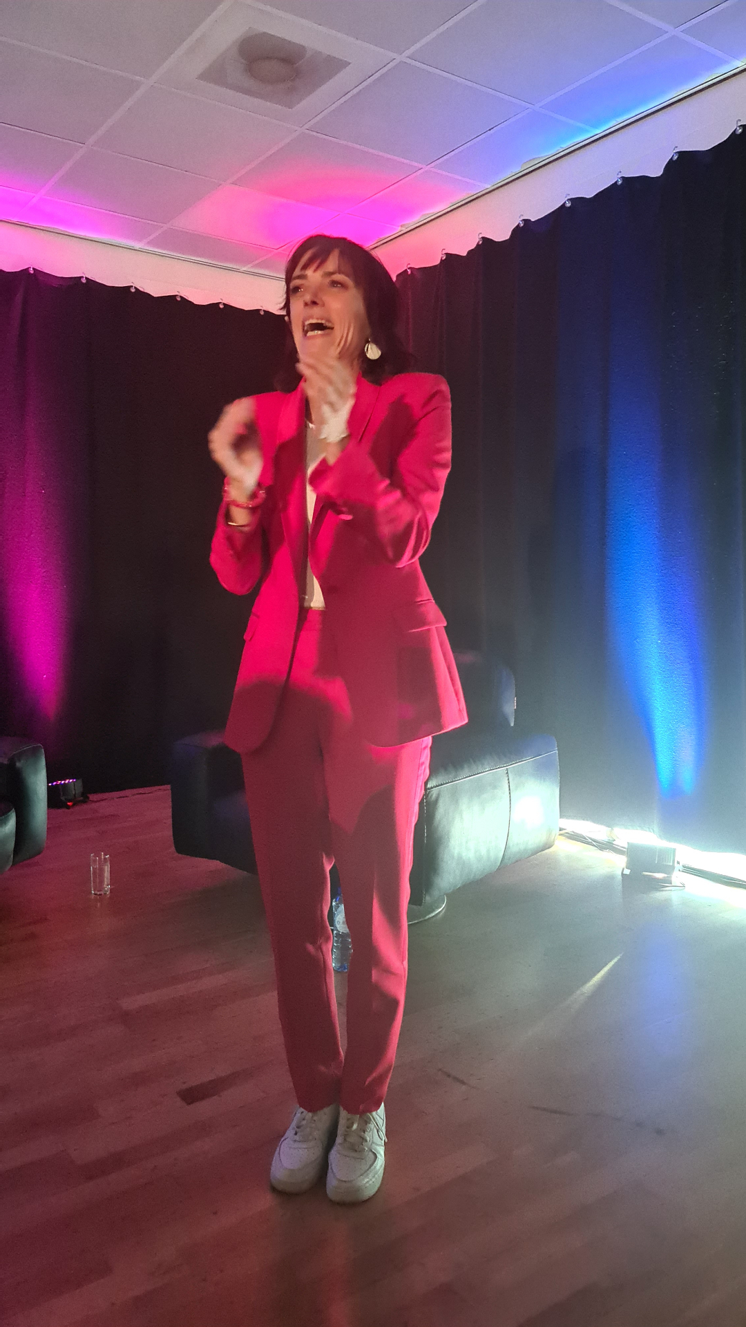 Miranda Meiners live op het podium in roze pak
